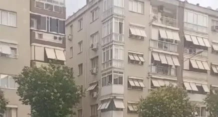 Karşıyaka'da torun dehşeti! Rehin aldığı anneannesini boynundan bıçakladı...