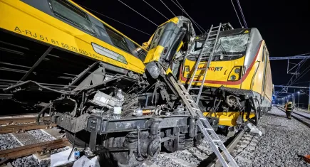 Yolcu treniyle kimyasal madde taşıyan yük treni çarpıştı: Ölü ve yaralılar var