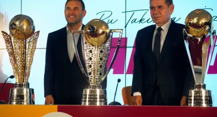 Galatasaray'da imza töreni: Okan Buruk ile sözleşme yenilendi