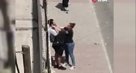 Sokak ortasında ilginç kavga: Tartıştığı erkek arkadaşının kemerini boynuna takıp kolunu ısırdı