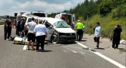 TEM'de feci kaza: Minibüs takla attı! Ölü ve yaralılar var
