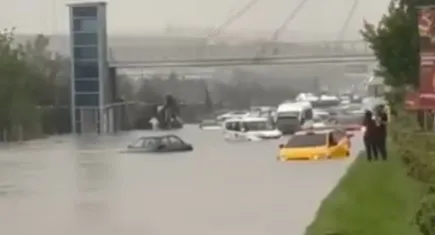 Ankara'da sağanak yağış: Yollar göle döndü