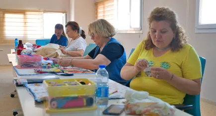 Atık kumaşlar İzmirli kadınların elinde değerlendi