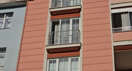 Cam silerken düşen genç kız kurtarılamadı