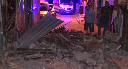 Fatih'te tarihi metruk bina kısmen çöktü: Olası facia kıl payı atlatıldı