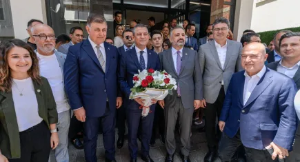 Özgür Özel’e çiçekli karşılama
