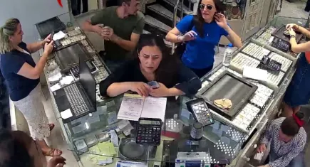 Sakarya'da hırsızlık anı kamerada: 300 bin liralık bilezikleri bir anda alıp kaçtı