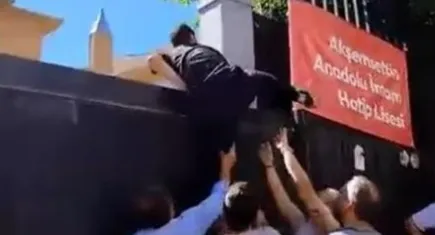 Sınava geç kalan öğrenci çareyi kapıya tırmanmakta buldu