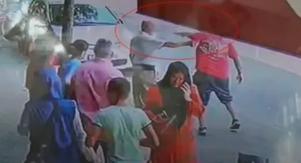 Yere çöp attı diye uyardığı kişiyle girdiği kavgada bıçaklandı