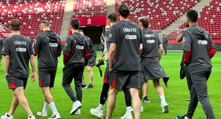 A Milli Futbol Takımı'ndan statta yürüyüş