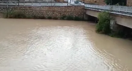 Malatya sağanak yağışa teslim oldu: Yollar göle döndü