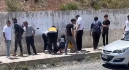 YKS çıkışı bindikleri aracın açık kapısından düştüler