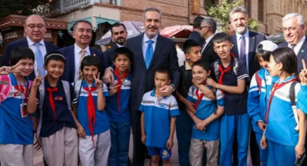 Hakan Fidan Uygur Türklerini ziyaret etti