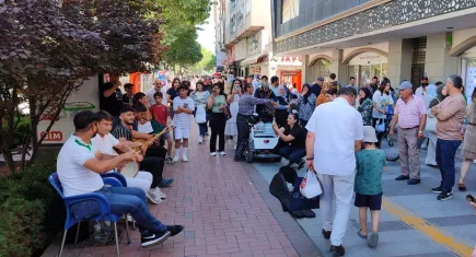 Kırşehir'de sokak sanatçılarından ezgi dolu performanslar!
