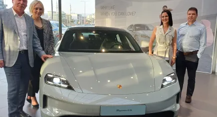 Porshe yeni Taycan modelini İzmir'de tanıttı