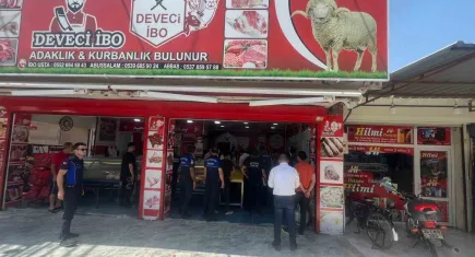 Adana'da bir kasapta skandal görüntüler: Sokak ortasında küçükbaş hayvan kestiler