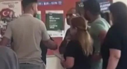Kardeşi sınıfta kalınca öğretmeni darp etti
