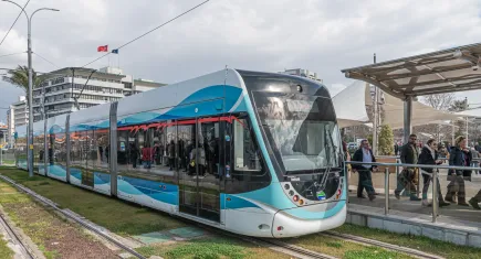 Konak Tramvayı'nda kaza! Yol tek şeride düştü