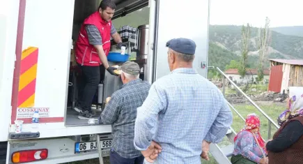 12 evin yandığı Kastamonu'da vatandaşlara Kızılay'dan yemek ikramı