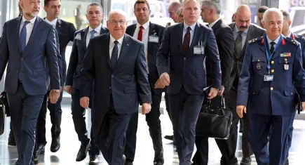 Bakan Güler NATO'da