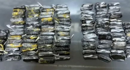 Havalimanında yakayı ele verdiler: Midelerinden 1.5 kilo yasaklı madde çıktı