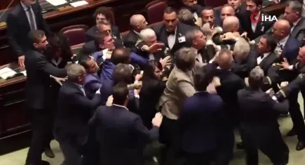 İtalyan parlamentosunda yumruklu saldırı