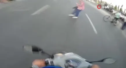 Kırmızı ışıkta karşıya geçerken motosiklet çarptı