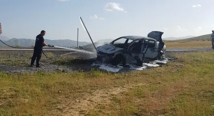 Muş’ta seyir halindeki araç alev aldı