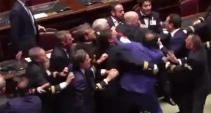 Parlamentoda yumruklar havada uçuştu