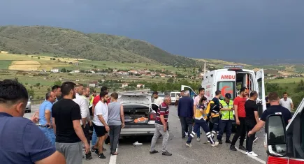 3 araç birbirine girdi: 10 kişi yaralandı