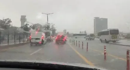 Ankara bayram öncesi yağmura yakalandı: Dolu ve sağanak yağış etkili oluyor