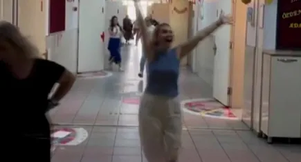 Bursa'da öğretmenlerin karne sevinci renkli görüntülere sahne oldu