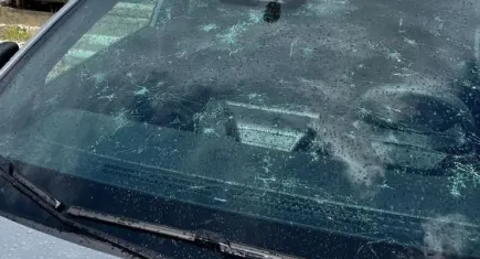 Ceviz büyüklüğünde yağan dolu otomobillere zarar verdi