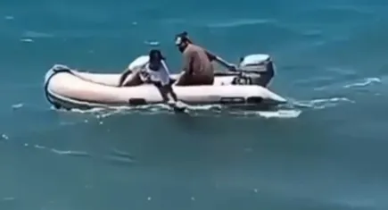 Denizde boğulma tehlikesi geçiren kadını gençler kurtardı