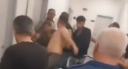 Hastanede doktora şiddet: Tekerlekli sandalyeden kalkıp doktora saldırdı