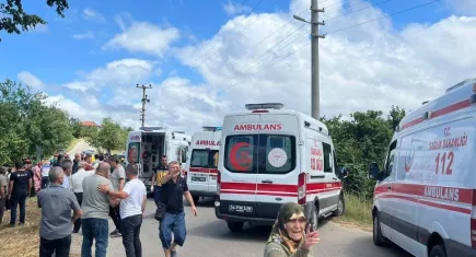 İki otomobil kafa kafaya çarpıştı: Çok sayıda yaralı var
