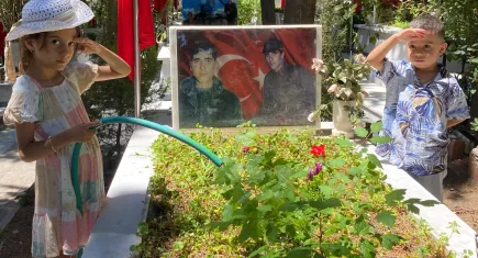 İzmir'de şehit yakınlarının buruk bayramı