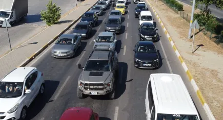 Kuzey Ege’deki tatil merkezlerinde trafikte uzun araç kuyrukları oluşuyor