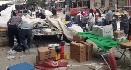 Meteorolojiden uyarı gelmişti: Şiddetli fırtına semt pazarını alt üst etti