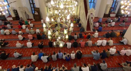 İzmir'de bayram heyecanı: Vatandaşlar namaz için camilere akın etti