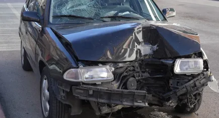 Otomobil aydınlatma direğine çarptı: 5 yaralı