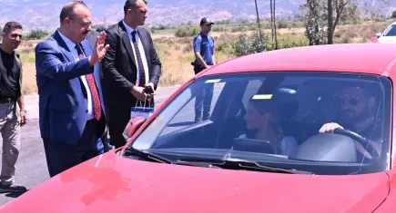 Vali Canbolat uygulama noktasında sürücülerle bayramlaştı