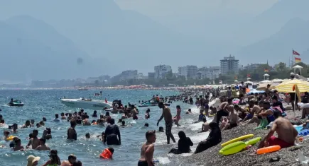 Antalya sahillerinde bayram yoğunluğu