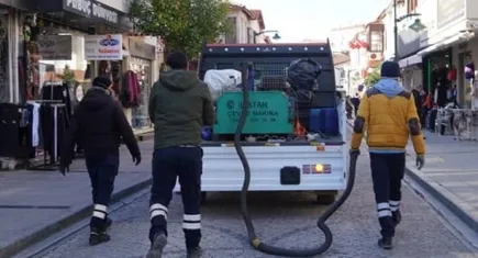 Çeşme Belediyesi’nde bayramda ilaçlama çalışmalarına devam ediyor
