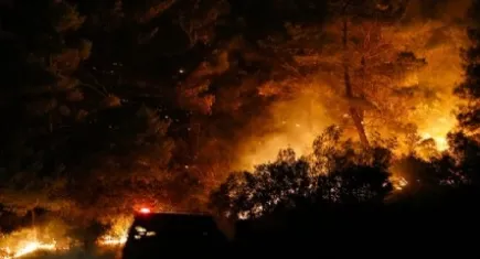 İzmir’de yangınla mücadele çalışmaları bayramda da devam ediyor