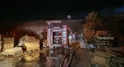 Manisa’da alevler geceyi aydınlattı: Bayram günü palet fabrikasında yangın çıktı