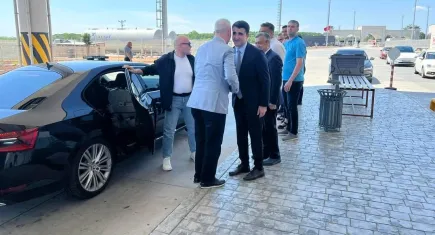 Bakan Bolat, sınır kapısında gurbetçilerle bayramlaştı