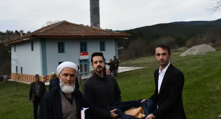 Camide buluşan köylülerden geleneksel bayramlaşma töreni