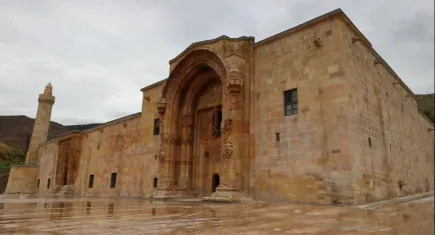 Divriği Ulu Camii ve Darüşşifasında'daki denge taşı 85 yıl sonra yeniden hareket etti