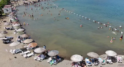 Hazar Gölü'ndeki plajlar bayramda dolup taştı